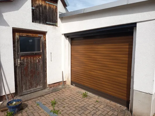 Doppelhaushälfte mit Garten, Garage und Nebengelass
