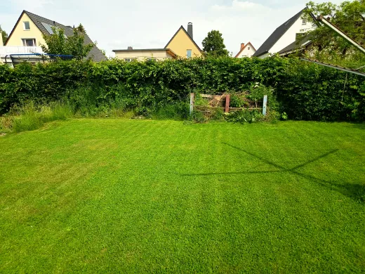 Doppelhaushälfte mit Garten, Garage und Nebengelass