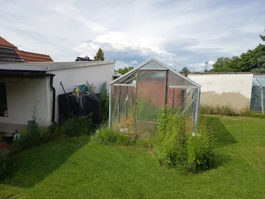 Doppelhaushälfte mit Garten, Garage und Nebengelass