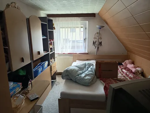 Doppelhaushälfte mit Garten, Garage und Nebengelass