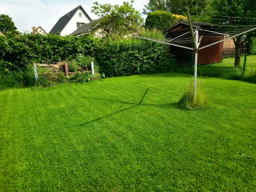 Doppelhaushälfte mit Garten, Garage und Nebengelass