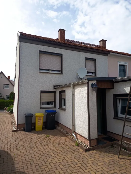 Doppelhaushälfte mit Garten, Garage und Nebengelass