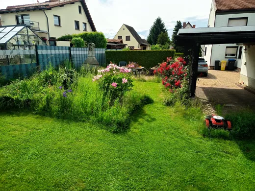 Doppelhaushälfte mit Garten, Garage und Nebengelass