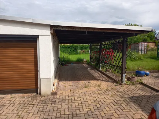 Doppelhaushälfte mit Garten, Garage und Nebengelass