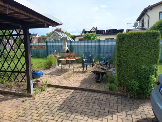 Doppelhaushälfte mit Garten, Garage und Nebengelass